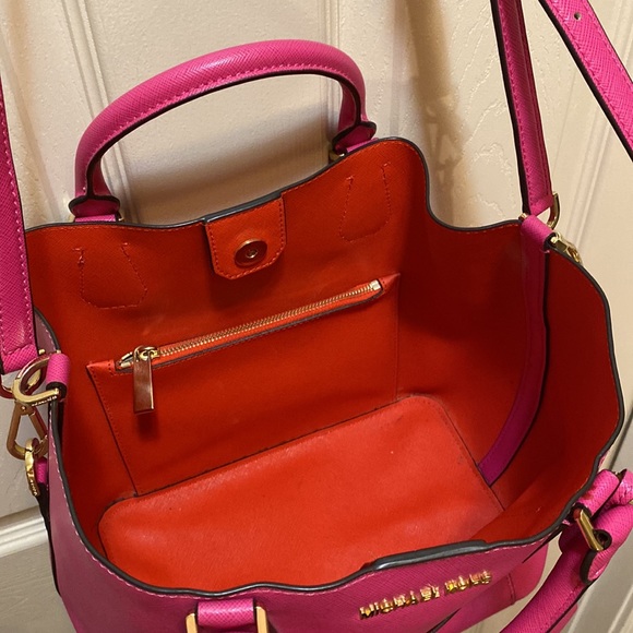 Michael Kors Fuchsia Leather Medium Tote pre-loved. - Picture 6 of 13